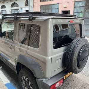 רכב שטח עם גגון ומדרגות צד