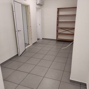 רצפה נקייה עם אריחים אפורים בחדר ריק