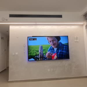 קיר גבס עם טלוויזיה תלויה עליו