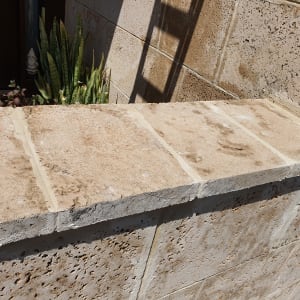 קיר אבן עם איטום בין הלבנים