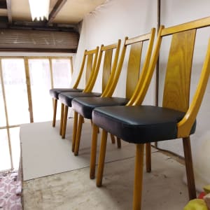 כיסאות עץ עם ריפוד שחור על במה