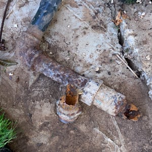 צינור חלוד שבור על הקרקע