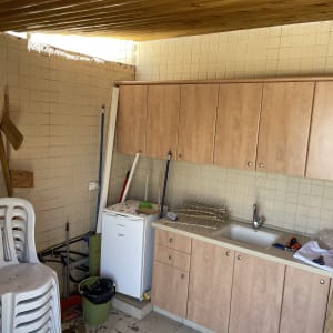 תקרת עץ משופעת עם אור טבעי נכנס מלמעלה