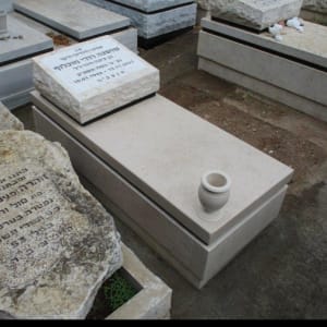 מצבות אבן עם כיתוב בעברית בבית קברות