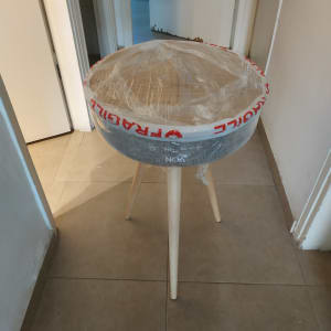 שולחן עגול עטוף בניילון למעבר דירה