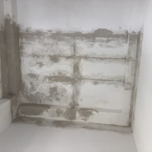 תקרה עם תיקוני טיח וצביעה חלקית