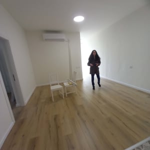 רצפת פרקט עץ בהירה בחדר ריק עם כיסאות