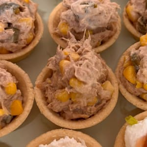 מיני טארטים עם מילוי טונה ותירס, סלמון וגבינה