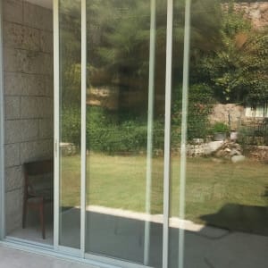 דלתות הזזה מאלומיניום עם מסגרת לבנה