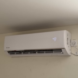 מזגן קיר לבן עם תצוגת טמפרטורה