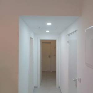 מסדרון עם קירות גבס ודלתות לבנות