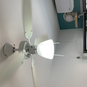 מאוורר תקרה עם תאורה דולקת