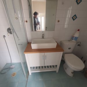 חדר אמבטיה עם כיור חדש ושירותים