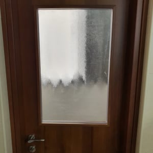 זכוכית חלבית בדלת עץ עם מסגרת מתכת