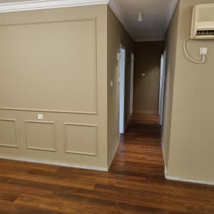 רצפת פרקט עץ במסדרון ביתי