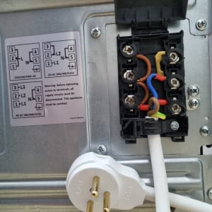 חיבורי חשמל עם כבלים צבעוניים ושקע תלת פאזי