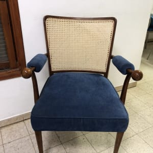 כיסא עם ריפוד כחול ומשענת קלועה