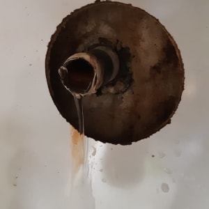 צינור חלוד עם נזילת מים