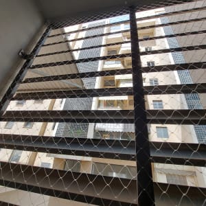 רשת מתכת על חלון למניעת כניסת יונים