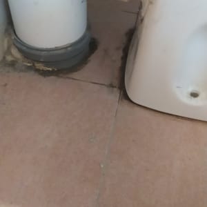 צינור פלסטיק לבן עם חיבורי אינסטלציה