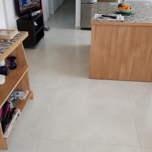 ארונות עץ במטבח עם משטחי עבודה