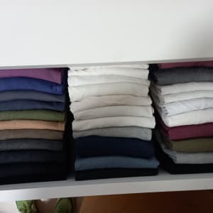 חולצות מקופלות בצבעים שונים במגירה מסודרת