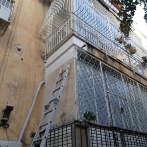 סולם צמוד לקיר עם צינור לבן לאיטום