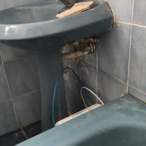 כיור עם ברז, צינורות חשופים ונזילה אפשרית