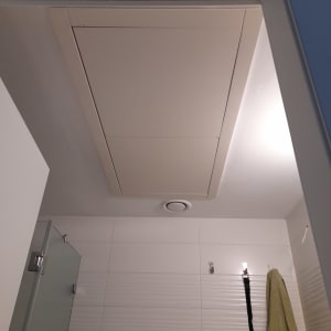 תקרת גבס עם פתח שירות ומאוורר קטן