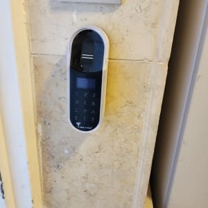 מנעול דיגיטלי עם לוח מקשים על קיר