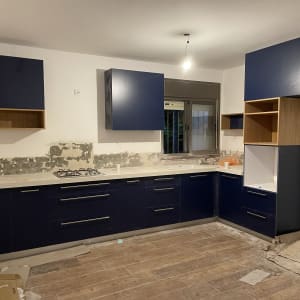 ארונות מטבח כחולים מותקנים עם משטח עבודה