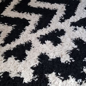 שטיח עם דוגמת זיגזג בשחור ולבן