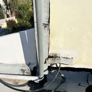 צינור אפור עם איטום שחור על גג