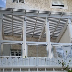 פרגולה מעץ לבן עם גדר זכוכית