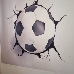 כדורגל פורץ דרך קיר בטפט קיר