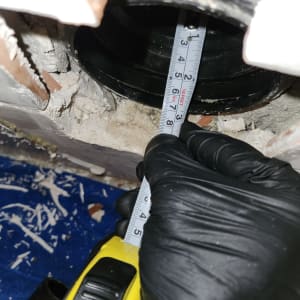 מדידת צינור עם סרט מדידה על ידי אינסטלטור