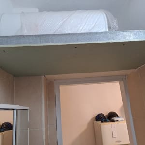 דוד שמש עטוף בניילון על מדף מתכת