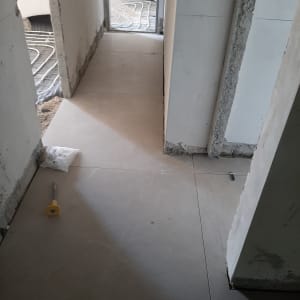 מסדרון עם רצפת אריחים וכלי עבודה על הרצפה