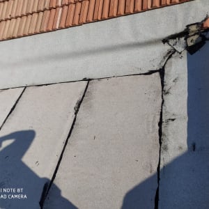 גג עם יריעות איטום וחיבורים כהים