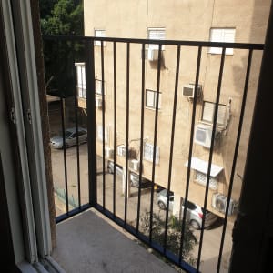 מעקה ברזל שחור במרפסת קטנה