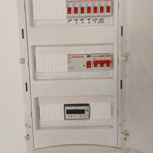 לוח חשמל עם מפסקים ומונה דיגיטלי