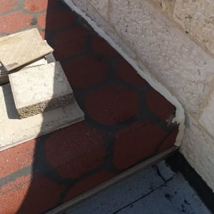 איטום גג עם חומר לבן לאורך הקיר