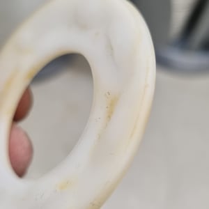 אצבע מחזיקה אטם גומי לבן עם כתמים