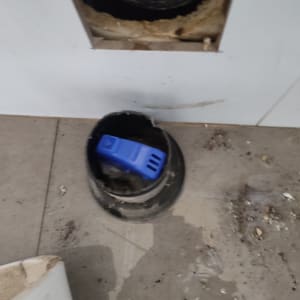 צינור פתוח עם מכסה כחול על הרצפה