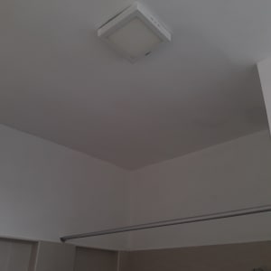 תקרה צבועה בצבע לבן עם מנורה מרובעת