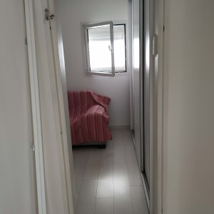 דלת פתוחה לחדר עם חלון פתוח