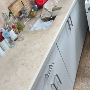 משטח שיש במטבח עם כיור וברז