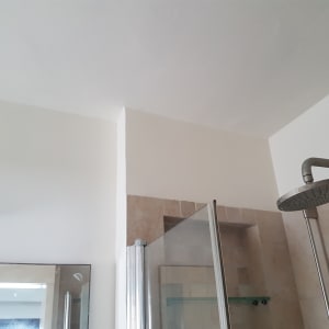 קיר צבוע בלבן ליד מקלחת