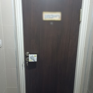 דלת עץ עם מנעול ומפתח תלוי