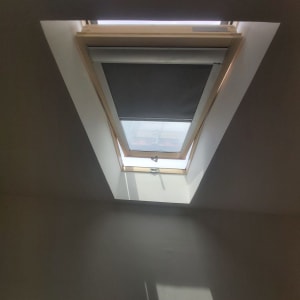 חלון גג עם תריס כהה פתוח למחצה